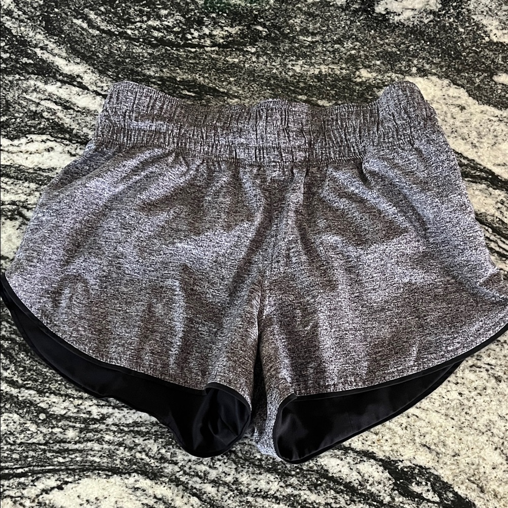 Lululemon Black/Heather Gray Reversible Athletic Running Shorts size 6 2.5”